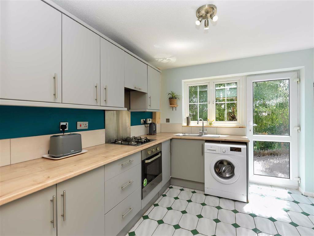 Jasmine Gardens, Oswestry, SY11 3 bed detached house £275,000