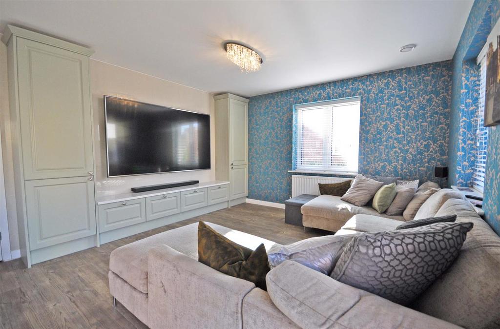 Family room 1.jpg