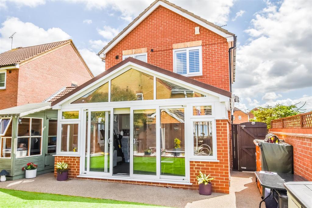 Robertson Drive, Wickford 3 bed detached house £460,000