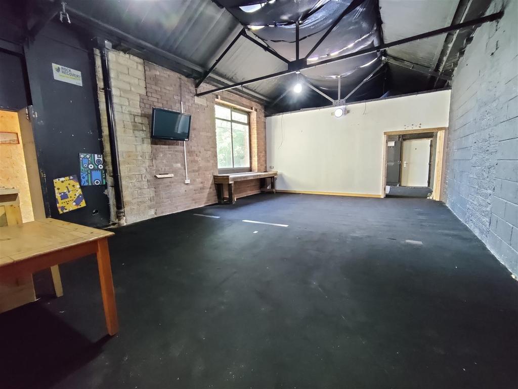 Colne Valley Business Park, Linthwaite Industrial unit £625 pcm (£144 pw)