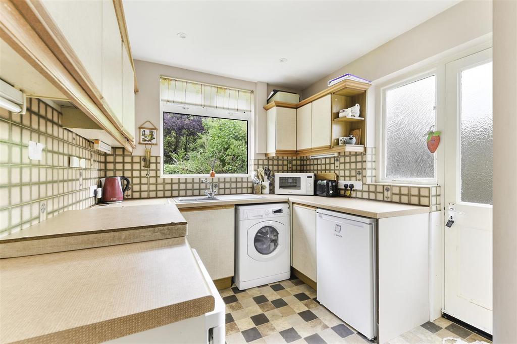 Downs Way Close, Tadworth 3 bed detached house £699,950