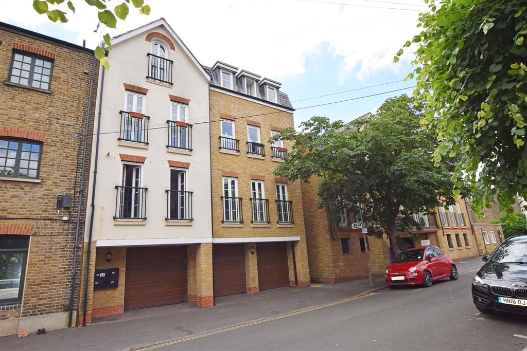 Feltham Avenue, East Molesey 2 bed penthouse £1,995 pcm (£460 pw)
