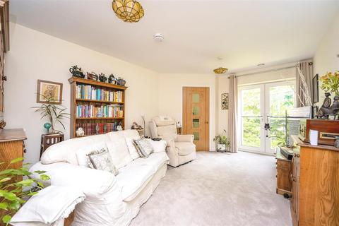 2 bedroom apartment for sale - Deans Park Court, Kingsway, Stafford, Staffordshire, ST16 1GD