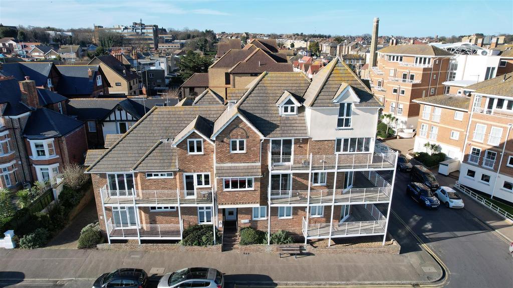Western Esplanade, Broadstairs 2 bed flat £1,400 pcm (£323 pw)