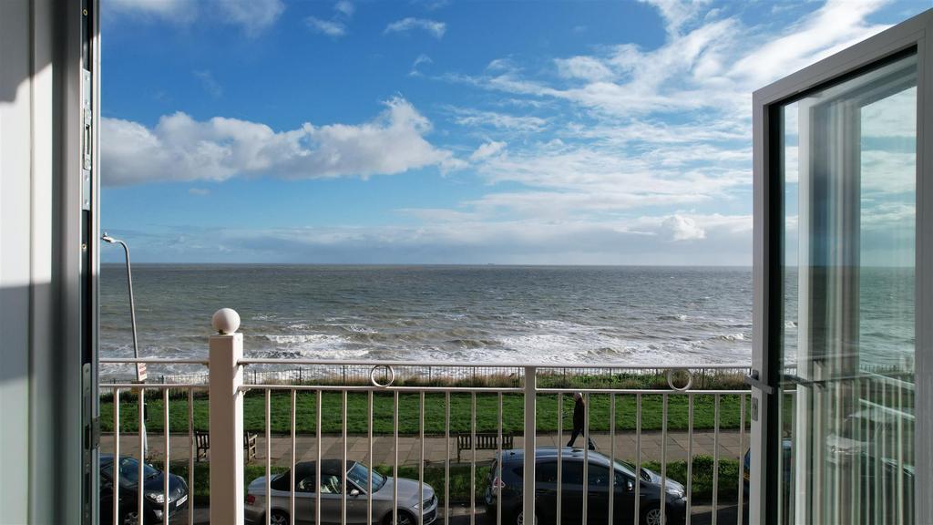 Western Esplanade, Broadstairs 2 bed flat £1,400 pcm (£323 pw)