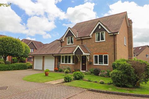 24 Winterbourne, Horsham, RH12 5JW