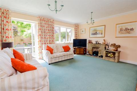 24 Winterbourne, Horsham, RH12 5JW