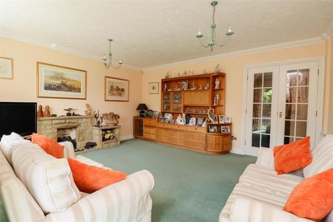 24 Winterbourne, Horsham, RH12 5JW