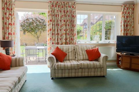 24 Winterbourne, Horsham, RH12 5JW