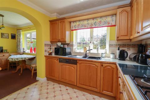 24 Winterbourne, Horsham, RH12 5JW