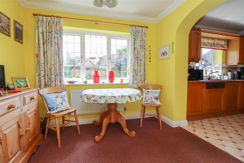 24 Winterbourne, Horsham, RH12 5JW