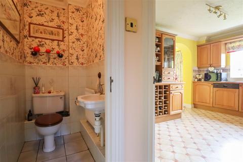 24 Winterbourne, Horsham, RH12 5JW
