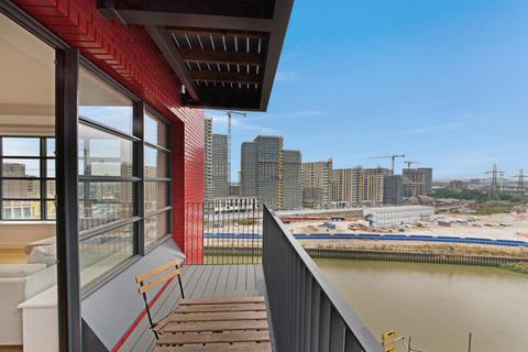3 bedroom apartment to rent, Defoe House, London City Island, London, E14