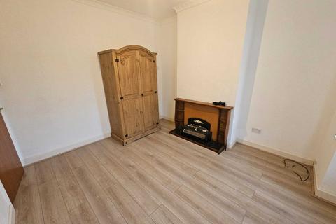 3 bedroom semi-detached house to rent, Kedleston Road, Hall Green