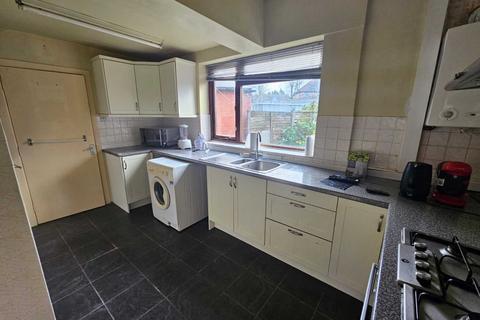 3 bedroom semi-detached house to rent, Kedleston Road, Hall Green
