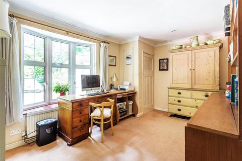 75 Lower Road, Fetcham, Leatherhead, KT22 9HG