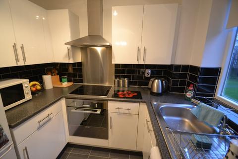 2 bedroom apartment to rent, Chorlton Road, Hulme, Manchester. M15 4AP