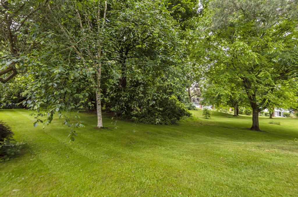Lingwood Close, Bassett, Southampton, Hampshire, SO16 4 bed terraced house £350,000