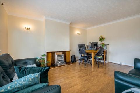 2 bedroom flat to rent, Stonegrove, Edgware, HA8