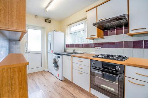 2 bedroom flat to rent, Stonegrove, Edgware, HA8