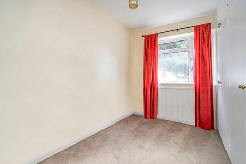 2 bedroom flat to rent, Stonegrove, Edgware, HA8