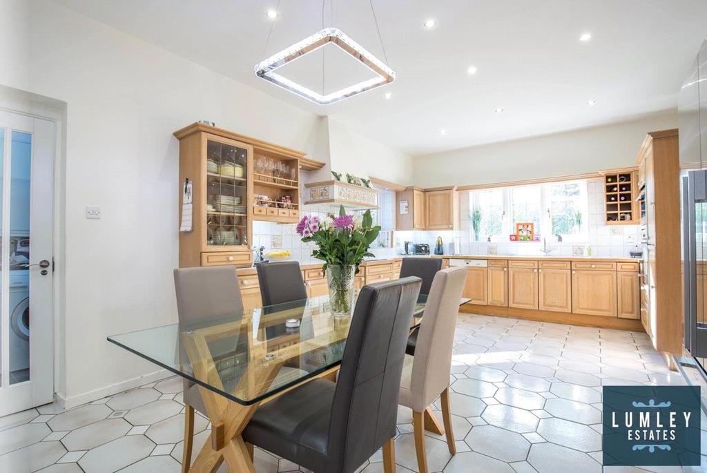 The Drive, Radlett, Hertfordshire, WD7 6 bed detached house £2,250,000