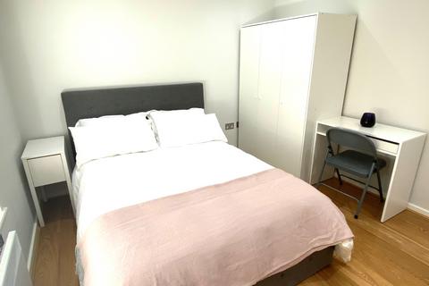2 bedroom flat to rent, Flat 11 Signal House , 137 Great Suffolk Street, London