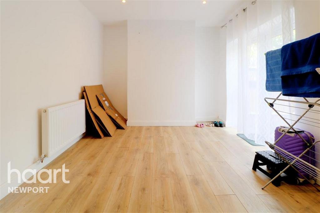 Dos Road, Newport 3 bed terraced house £900 pcm (£208 pw)