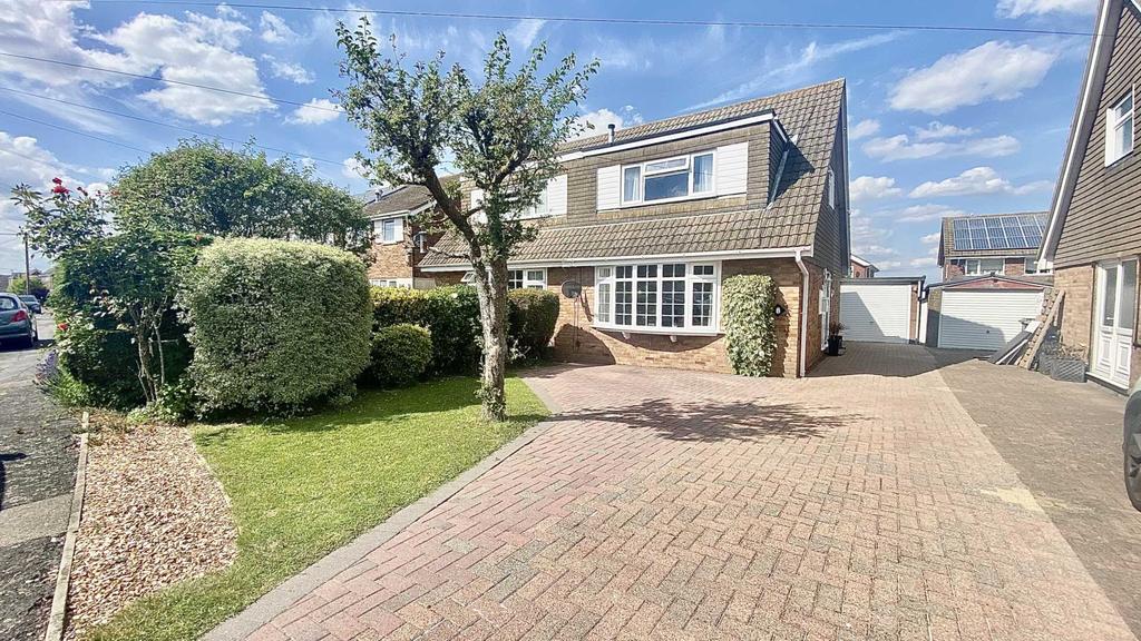 Silverdale Grove, Rushden 2 bed semidetached house £250,000