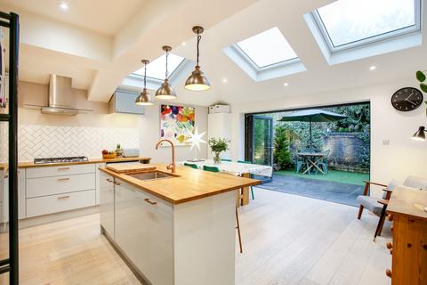 16 Maldon Road, London, W3 6SU
