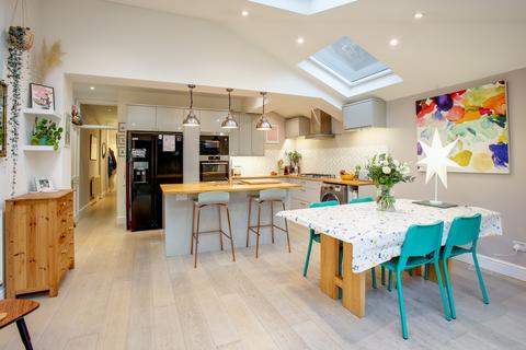 16 Maldon Road, London, W3 6SU