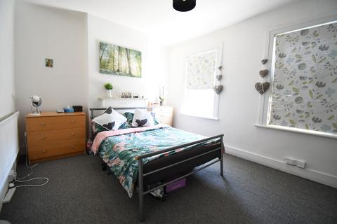 3 bedroom terraced house to rent - Frith Road, London, E11