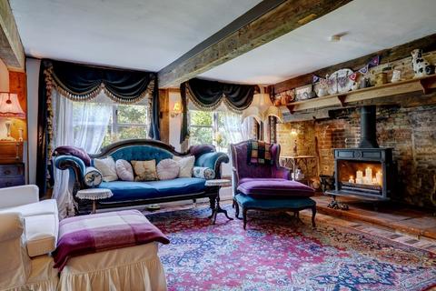 4 bedroom cottage for sale, Tacolneston