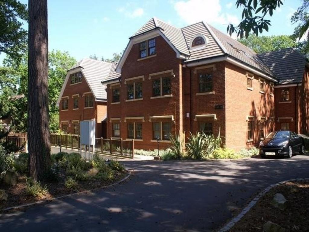 Upper Chobham Road, Camberley 2 bed flat £1,200 pcm (£277 pw)