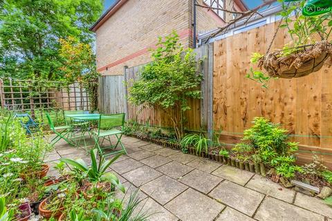9 Alma Close, London, N10 2NE