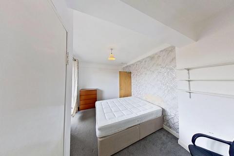 3 bedroom flat to rent, Westfield Court, Gorgie, Edinburgh, EH11