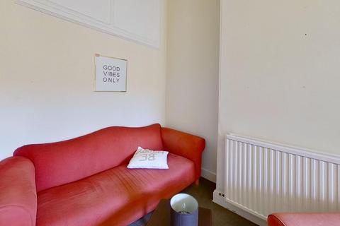 4 bedroom flat to rent, (2f1) Marchmont Road, Edinburgh, EH9