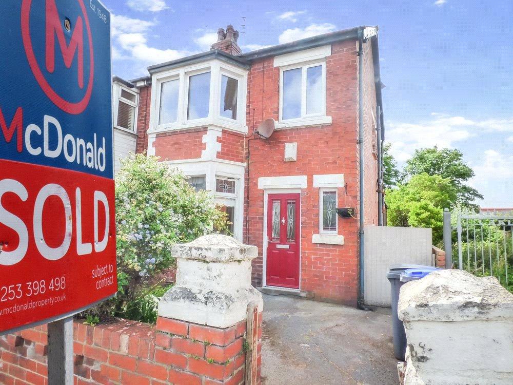 Carleton Avenue, Layton, Blackpool 3 bed semidetached house £130,000