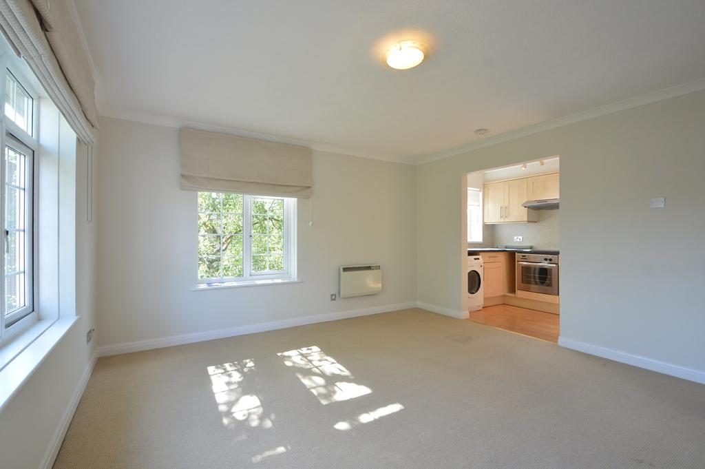 Hillcrest Court, Hillcrest, WEYBRIDGE, KT13 1 bed flat £1,100 pcm (£