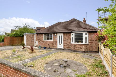 2 bedroom detached bungalow for sale - Whitestone Drive, York, North Yorkshire