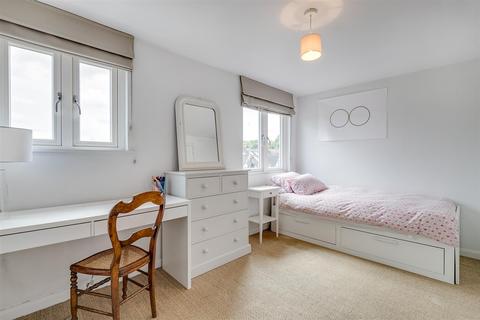 31 Stuart Road, London, SW19 8DJ