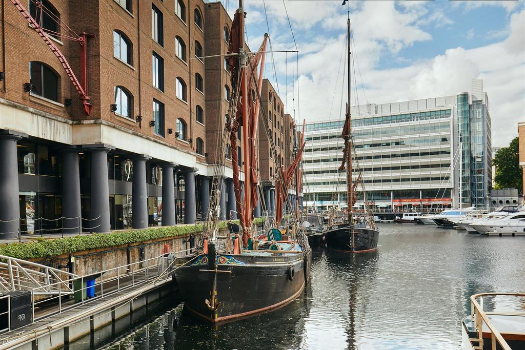 St. Katharine Docks, Wapping, E1W 3 bed houseboat for sale £135,000
