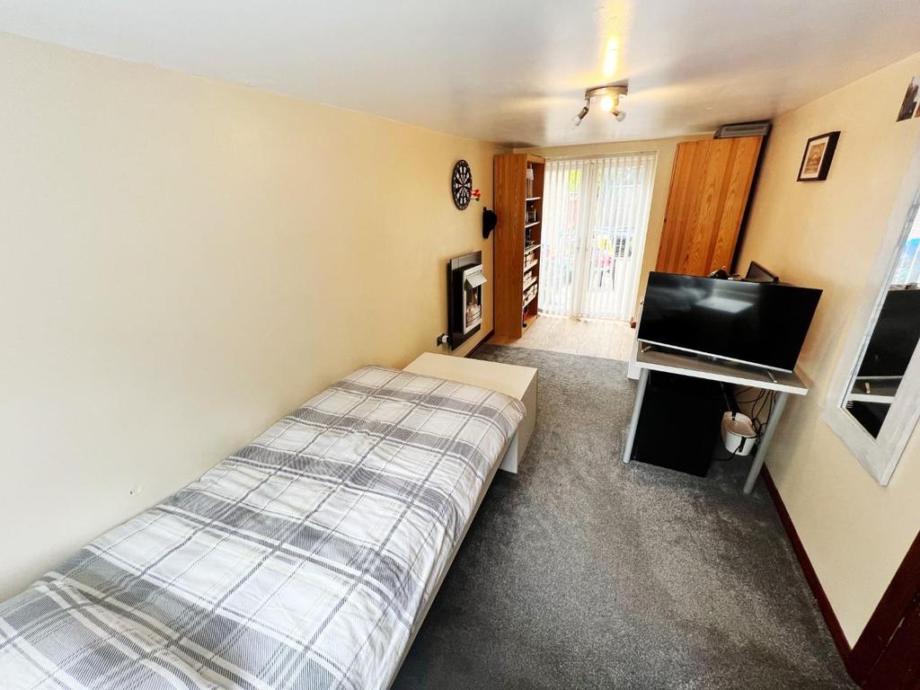 Family room/bedroom 4