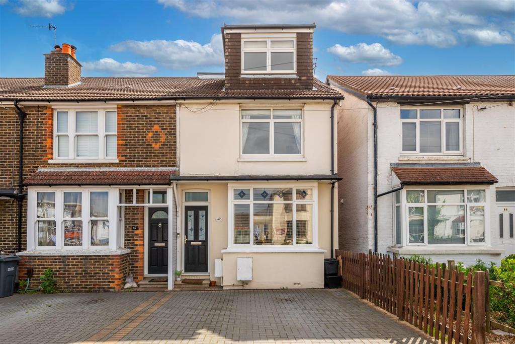Road, Horley 4 bed end of terrace house £440,000