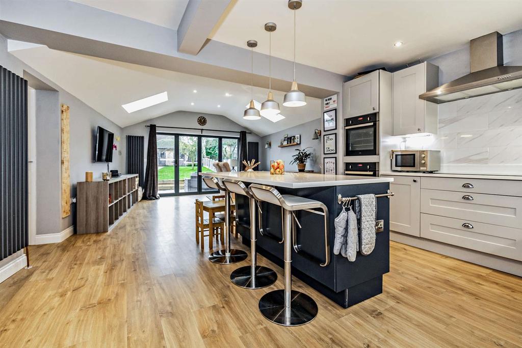 Sandhill Drive, Harrogate, HG1 4JR 4 bed semidetached house £425,000