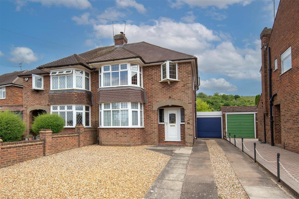 Jeans Way, Dunstable, Bedfordshire 3 bed semidetached house £375,000
