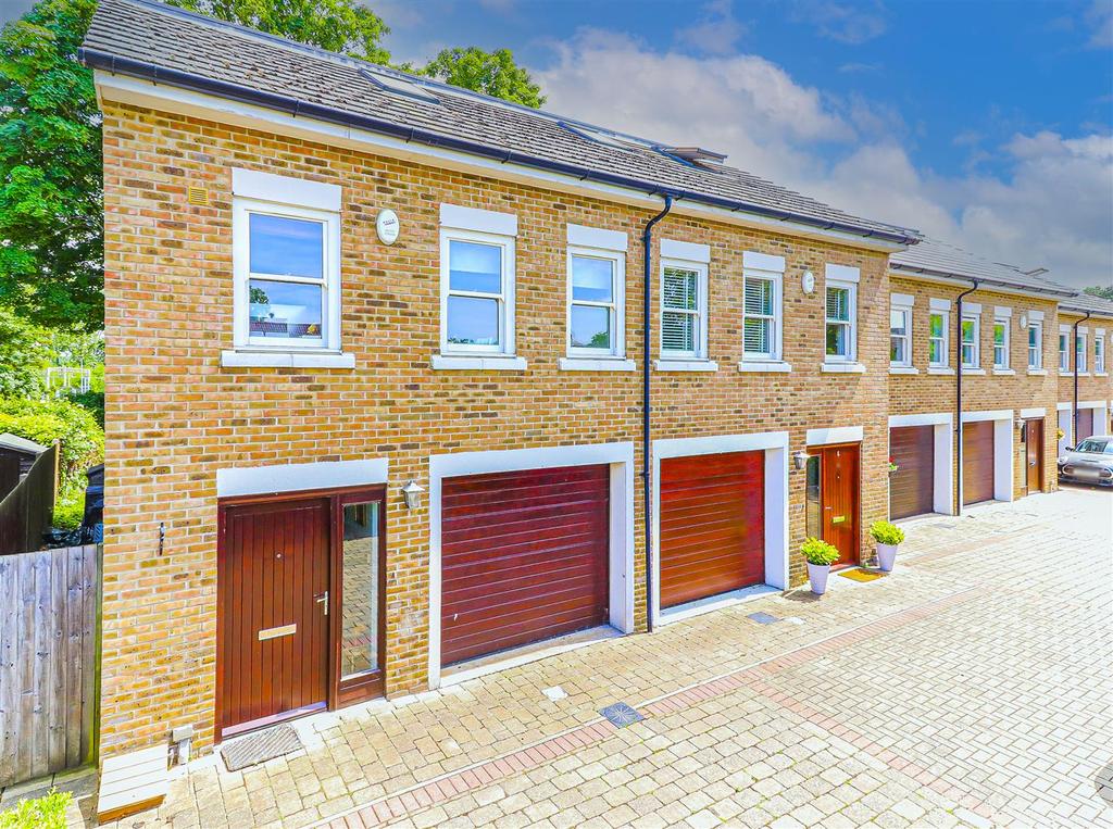 Kingfisher Close, Broxbourne 4 bed townhouse £2,600 pcm (£600 pw)