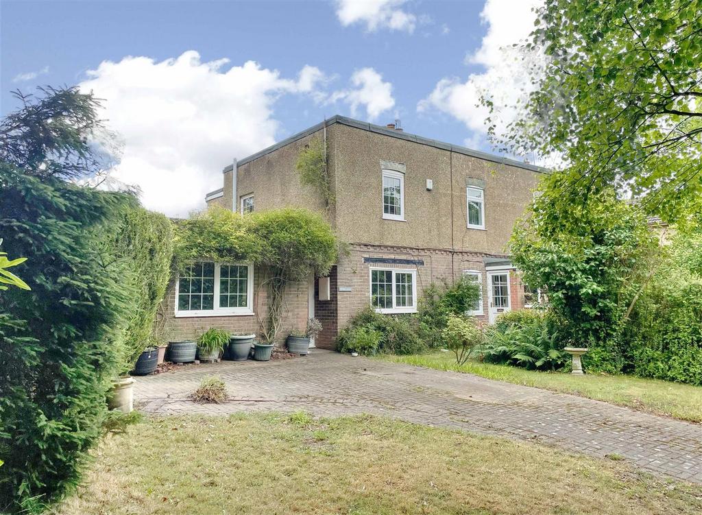 Gravel Hill, Chartham Hatch, Canterbury 2 bed house £299,995
