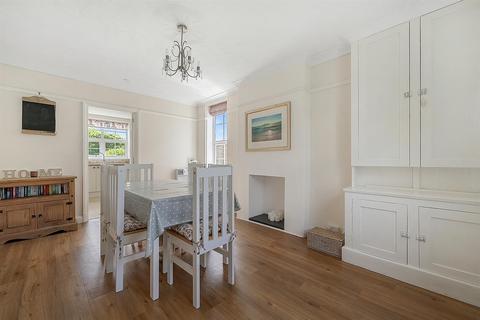 5 The Precinct, Kingsbridge, TQ7 1AP