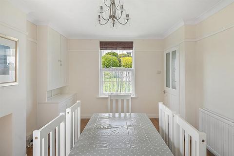 5 The Precinct, Kingsbridge, TQ7 1AP